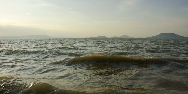 Vihar – Megbillent a Balaton víztükre