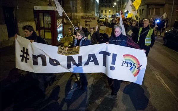 Az új Nat és szakképzési rendszer ellen tüntetett a PDSZ Budapesten