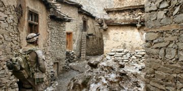 Afgán katonai egyenruhát viselő férfi végzett amerikai katonákkal