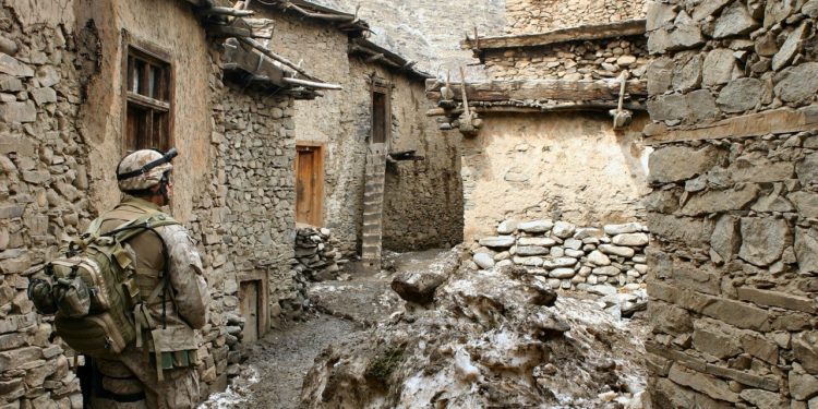 Afgán katonai egyenruhát viselő férfi végzett amerikai katonákkal