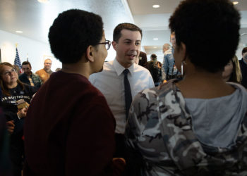 Sanders nem vallja magát kommunistának, Buttigieg nem cáfolja, hogy milliárdos támogatói vannak