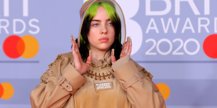 Rekordot döntött az új James Bond-film főcímdala