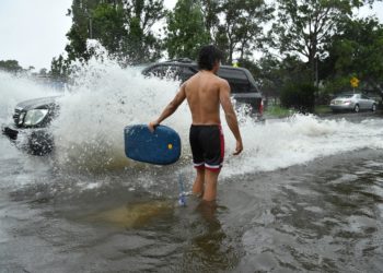 Viharos esőzés és orkán erejű szél okozott fennakadásokat Ausztráliában