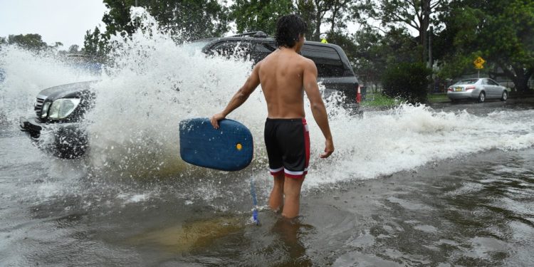 Viharos esőzés és orkán erejű szél okozott fennakadásokat Ausztráliában