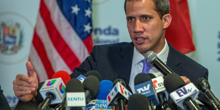 Juan Guaidó hazaérkezett háromhetes külföldi körútjáról
