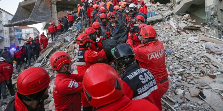 Közepesen erős földrengés volt az iráni-török határnál, halálos áldozatok is vannak