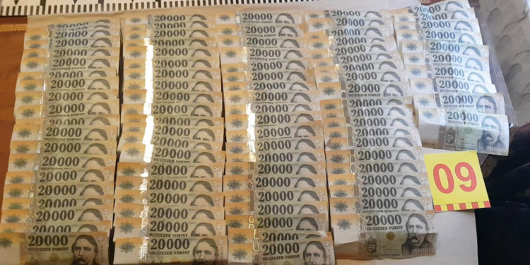 Angliából irányított ‘Unokázós’ csalókat fogtak el