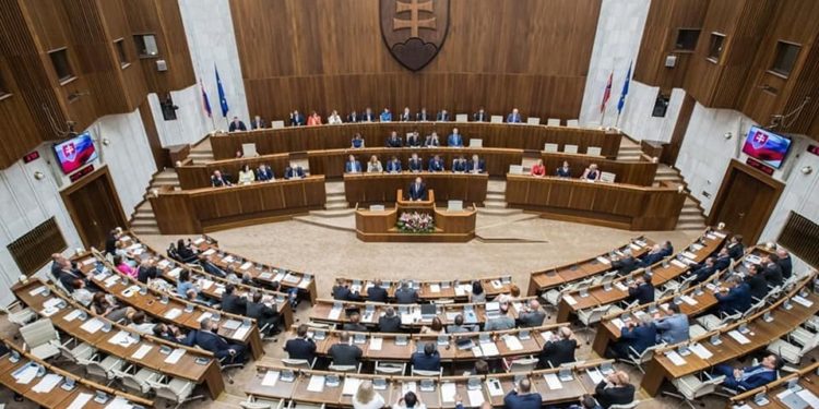 Szlovák parlamenti választás – A voksolás utánra tolná több törvény jóváhagyását egy ellenzéki párt