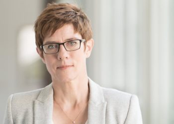 Bejelentette távozását pártvezetői tisztségéből hétfőn Annegret Kramp-Karrenbauer, a német Kereszténydemokrata Unió (CDU) elnöke