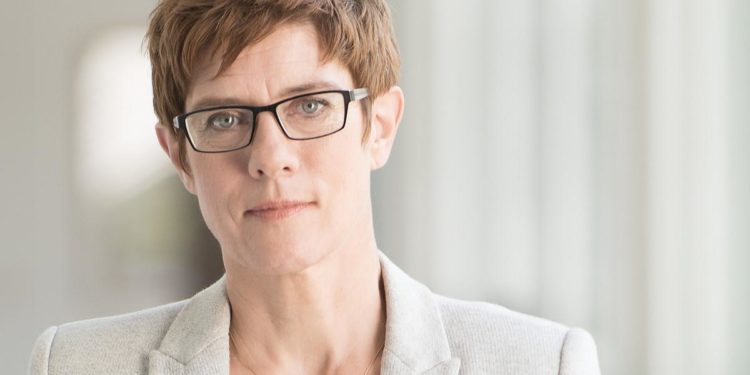 Bejelentette távozását pártvezetői tisztségéből hétfőn Annegret Kramp-Karrenbauer, a német Kereszténydemokrata Unió (CDU) elnöke