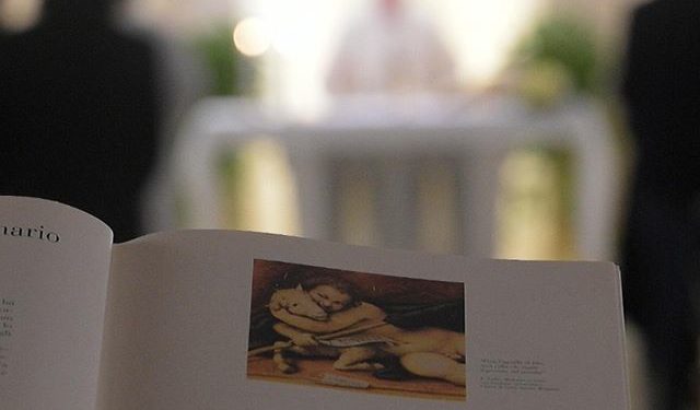 A papi cölibátus „nem korlát” Ferenc pápa új interjúkönyve szerint