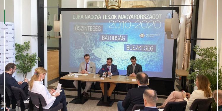 Újra naggyá teszik Magyarországot címmel vizsgálja az Orbán-kormányok tevékenységét az Alapjogokért Központ