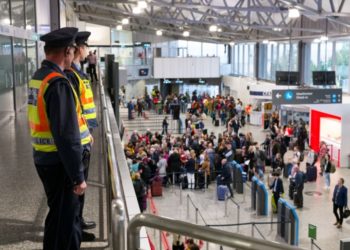 Embercsempészeket fogtak el a rendőrök a reptéren