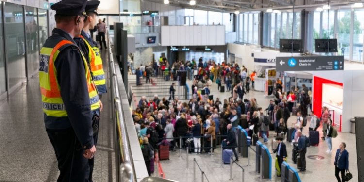 Embercsempészeket fogtak el a rendőrök a reptéren