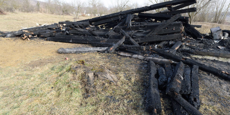 Leégett a székelyföldi Héderfája református templomának haranglábja
