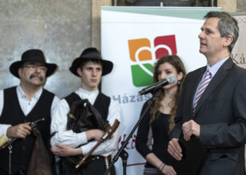 Beneda: a magyarok túlnyomó többség támogatja a kormány család- és nemzetpolitikáját