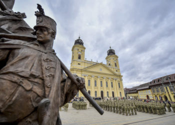 Koszovóba induló békefenntartó katonákat búcsúztattak Debrecenben
