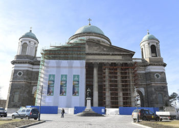 Megkezdődött az esztergomi bazilika homlokzatának felújítása