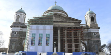 Megkezdődött az esztergomi bazilika homlokzatának felújítása