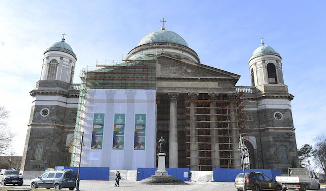 Megkezdődött az esztergomi bazilika homlokzatának felújítása