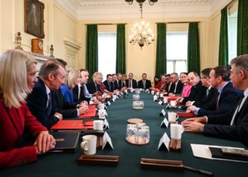 Lemondásokkal kísért kormányátalakítás Nagy-Britanniában