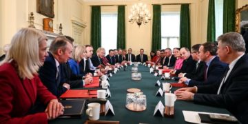 Lemondásokkal kísért kormányátalakítás Nagy-Britanniában