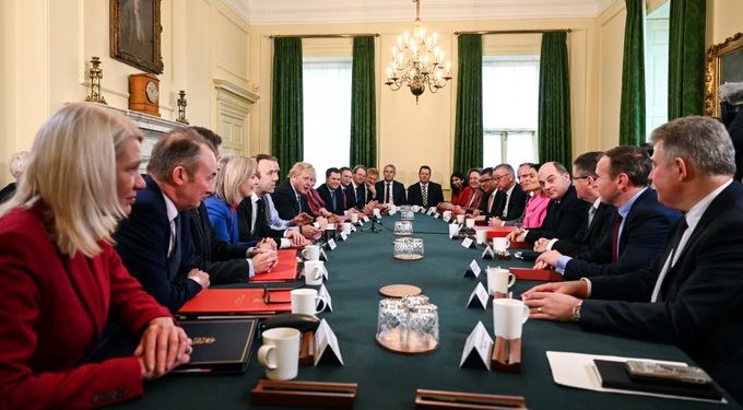 Lemondásokkal kísért kormányátalakítás Nagy-Britanniában