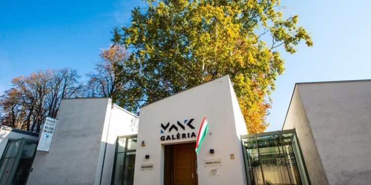 A festészet és az üvegművészet új metszéspontjait bemutató kiállítás nyílik Szentendrén