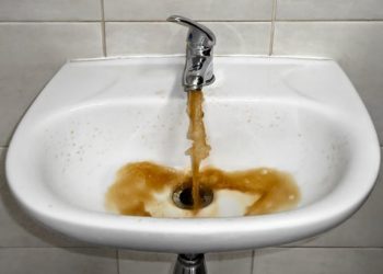 Alkohol folyt a csapokból egy indiai lakóházban