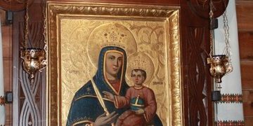 A román ortodox egyház ideiglenesen eltekint az ikonok csókolgatásától