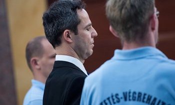 Újra a Kúriára kerül a volt barátnőjét lúggal leöntő orvos ügye