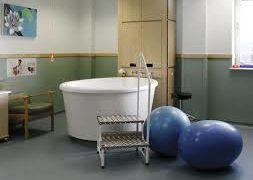 Kásler Miklós: a családbarát szülészetet célzó fejlesztések csaknem fele megvalósult