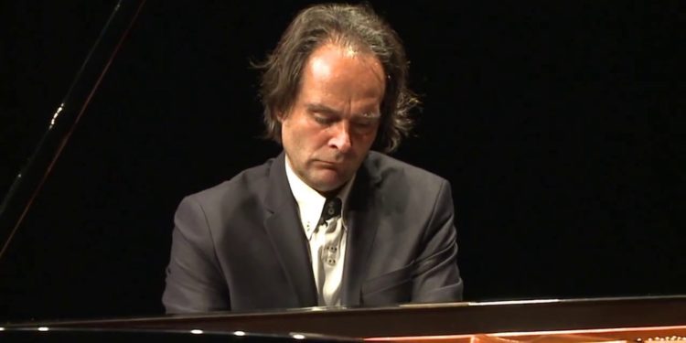 Bogányi Gergely ad zongoraestet a Müpában