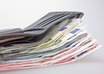 DK: a Fidesz inkább fideszes politikusok zsebében turkáljon!