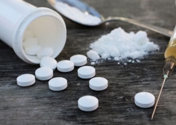 Több kilónyi kábítószert és hamis pénzt találtak két külföldi férfinál Budapesten