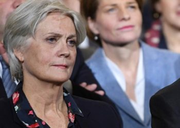 Megkezdődött a volt francia jobboldali elnökjelölt pere felesége állítólagos fiktív alkalmazása miatt