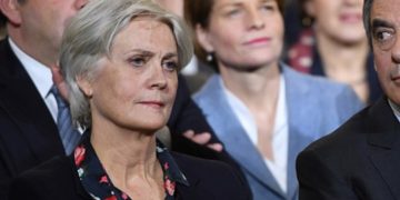 Megkezdődött a volt francia jobboldali elnökjelölt pere felesége állítólagos fiktív alkalmazása miatt