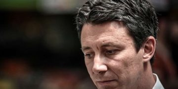 Őrizetben van a Macron pártjának jelöltjét megbuktató orosz művész barátnője is