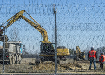 Elkezdődött a járványügyi mobil kórház építése Kiskunhalason