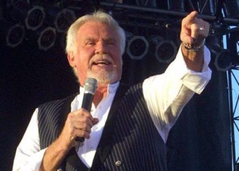Meghalt Kenny Rogers világhírű amerikai countryzenész