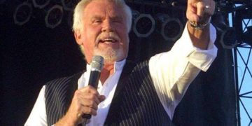 Meghalt Kenny Rogers világhírű amerikai countryzenész