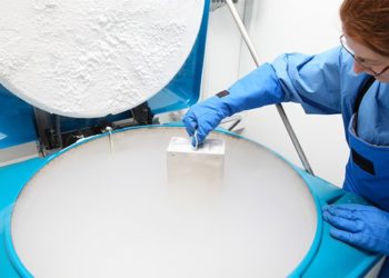 Először született gyermeke egy rákbeteg nőnek mesterségesen érlelt és lefagyasztott petesejtekből