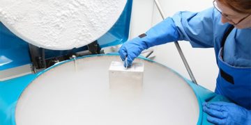 Először született gyermeke egy rákbeteg nőnek mesterségesen érlelt és lefagyasztott petesejtekből