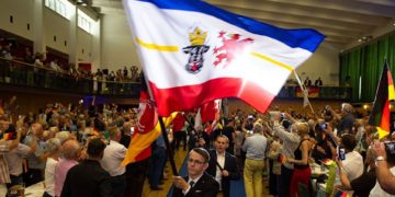 A német AfD elnöksége önfeloszlatásra szólította fel a párt alkotmányvédelmi megfigyelés alá vont platformját