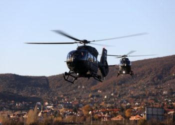 Lengyelországba hazatérő katonai konvoj közlekedik több forgalmas útszakaszon kedden