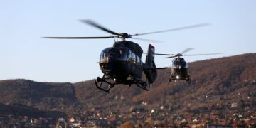 Lengyelországba hazatérő katonai konvoj közlekedik több forgalmas útszakaszon kedden