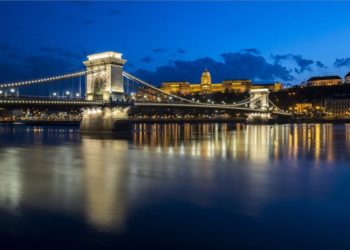 A koronavírus-járvány ellen küzdő egészségügyi dolgozók tiszteletére fehér fénnyel világítják ki a Lánchidat