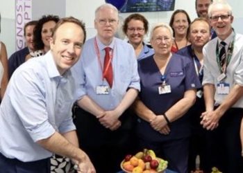 A brit kormány törvényben védi meg az önkéntes segítőket az elbocsátástól