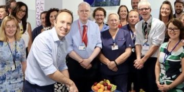 A brit kormány törvényben védi meg az önkéntes segítőket az elbocsátástól