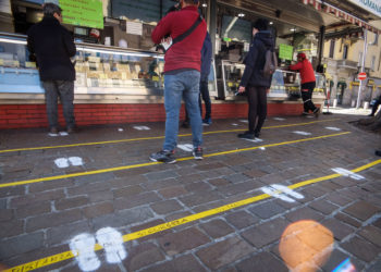 Olaszország-szerte bezárják a nem létfontosságú kiskereskedelmi egységeket